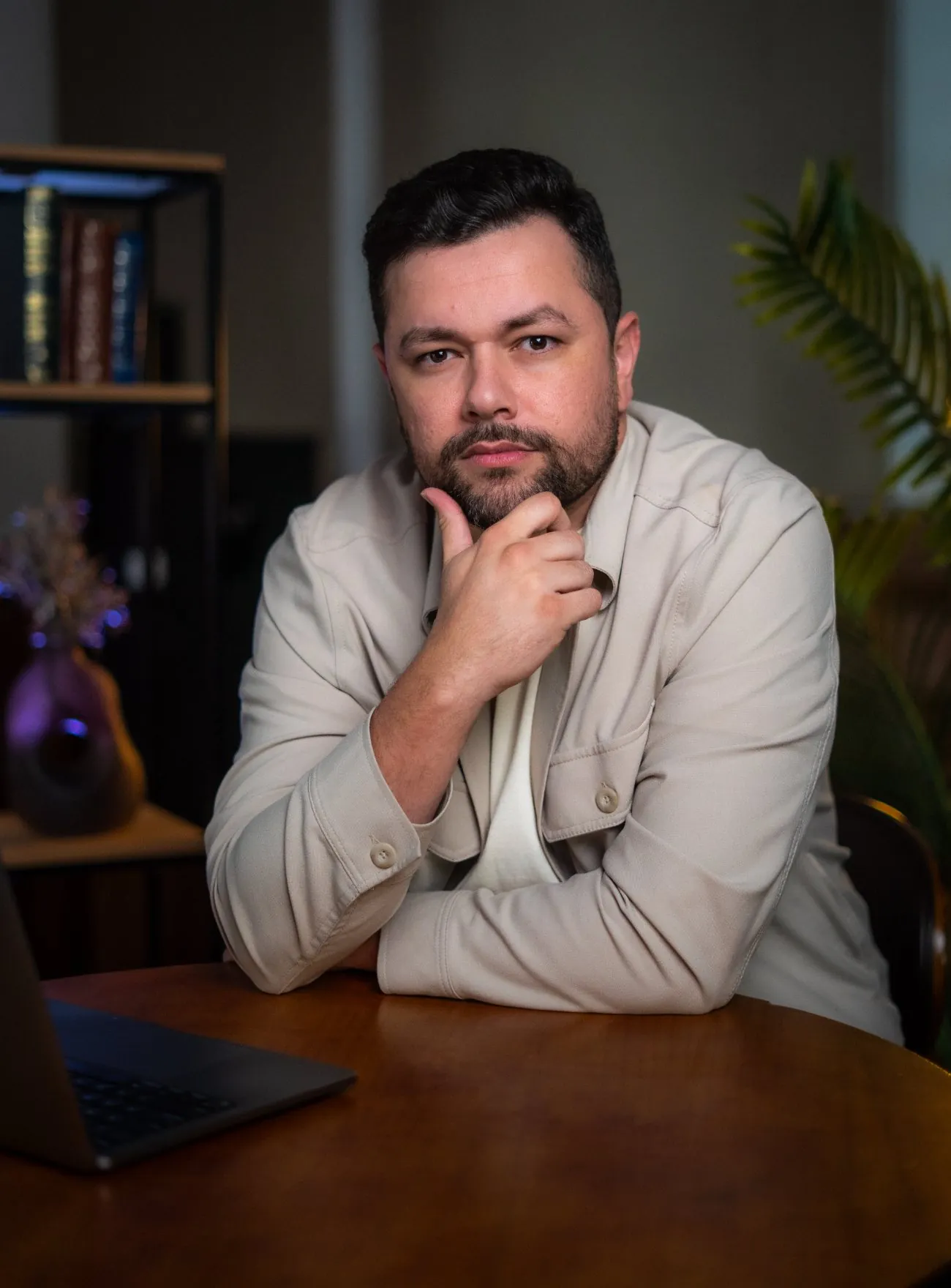 Juvenal Valentim sentado à mesa, pensativo